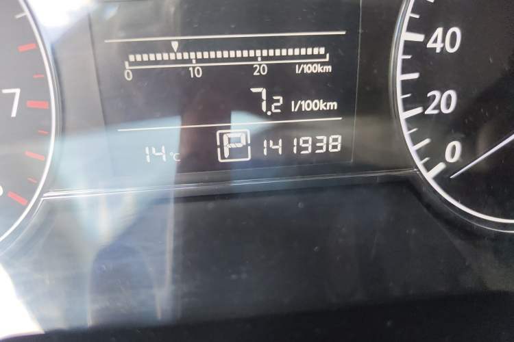 Used Nissan Tiida 2011 1.6L CVT Smart Version Odometer Close Up