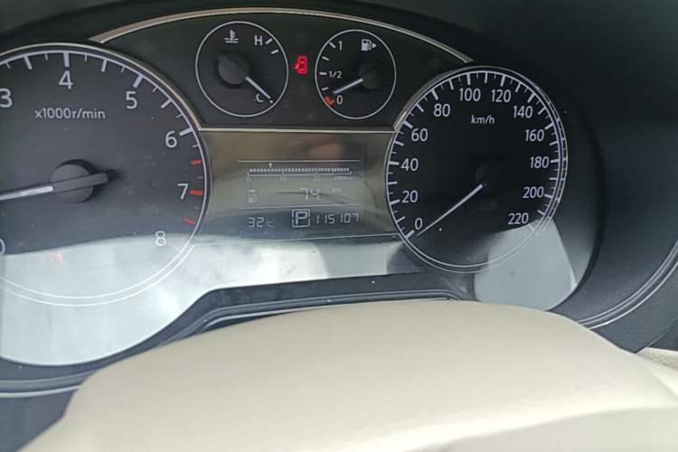 Used Nissan Tiida 2011 1.6L CVT Smart Version Odometer Close Up