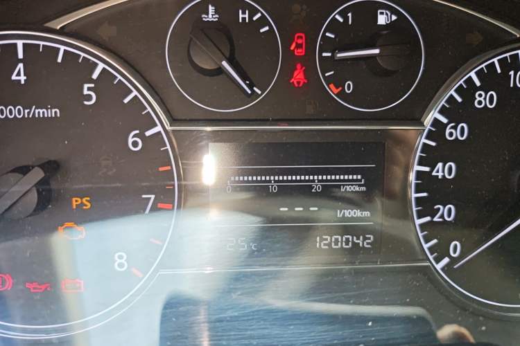 Used Nissan Tiida 2011 1.6L Manual Smart Version Odometer Close Up