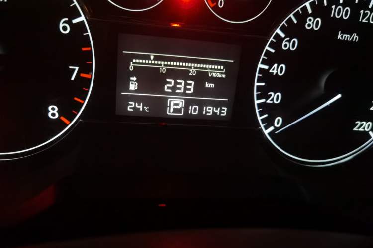 Used Nissan Tiida 2011 1.6L CVT Smart Version Odometer Close Up
