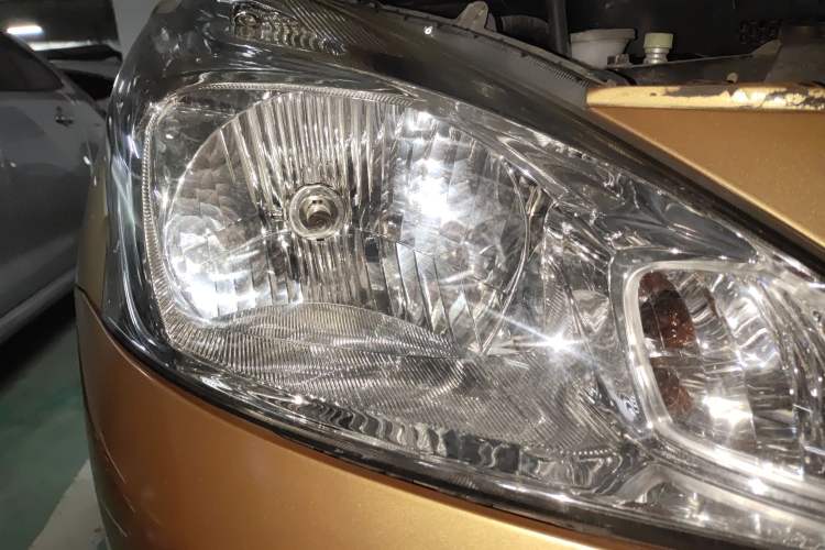 Used Nissan Tiida 2011 1.6L CVT Smart Version Right Front Headlight