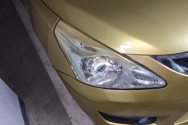 Used Nissan Tiida 2011 1.6L CVT Smart Version Right Front Headlight