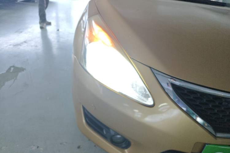 Used Nissan Tiida 2011 1.6L CVT Comfort Model Right Front Headlight