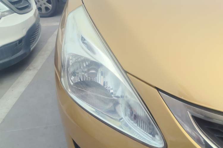 Used Nissan Tiida 2011 1.6L Manual Comfort Edition Right Front Headlight