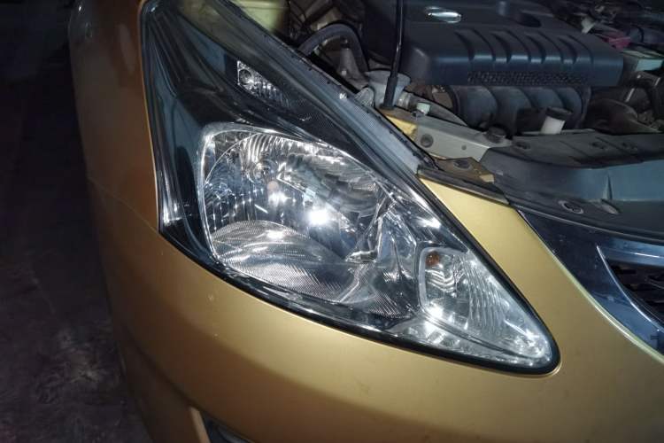 Used Nissan Tiida 2011 1.6L CVT Smart Version Right Front Headlight