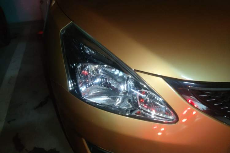 Used Nissan Tiida 2011 1.6L CVT Comfort Model Right Front Headlight