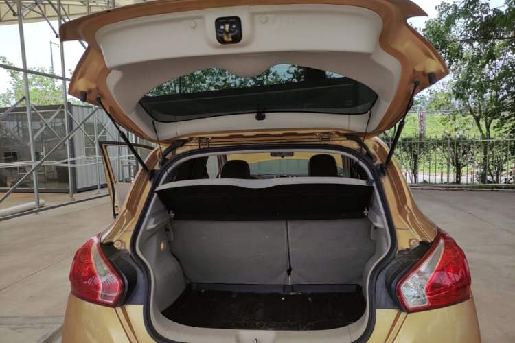 Used Nissan Tiida 2011 1.6L CVT Smart Version Trunk