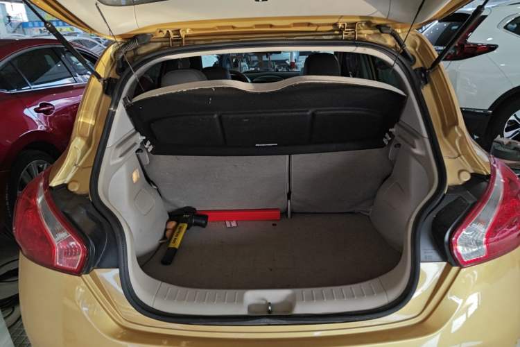 Used Nissan Tiida 2011 1.6L CVT Smart Version Trunk