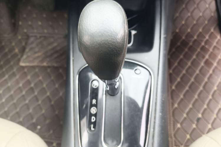 Used Nissan Tiida 2013 1.6L CVT Cool Cafe Edition Gear Lever