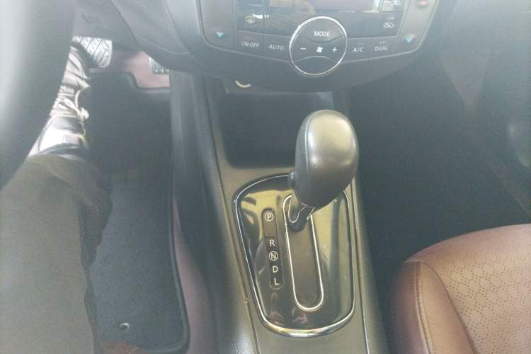 Used Nissan Tiida 2013 1.6L CVT Cool Cafe Edition Gear Lever