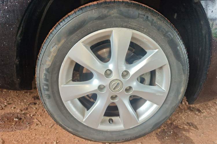 Used Nissan Tiida 2013 1.6L CVT Cool Cafe Edition Right Front Wheel Hub