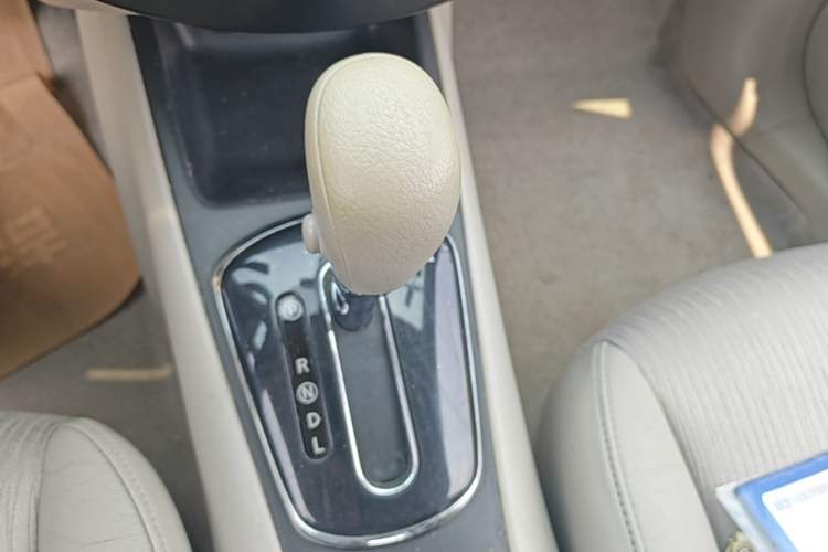 Used Nissan Tiida 2013 1.6L CVT Cool Cafe Edition Gear Lever