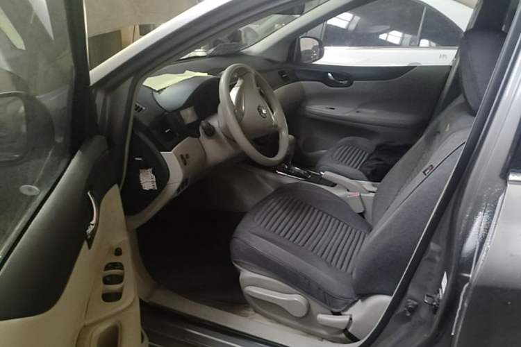 Used Nissan Tiida 2013 1.6L CVT Cool Cafe Edition Driver Seat