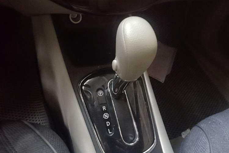 Used Nissan Tiida 2013 1.6L CVT Cool Cafe Edition Gear Lever