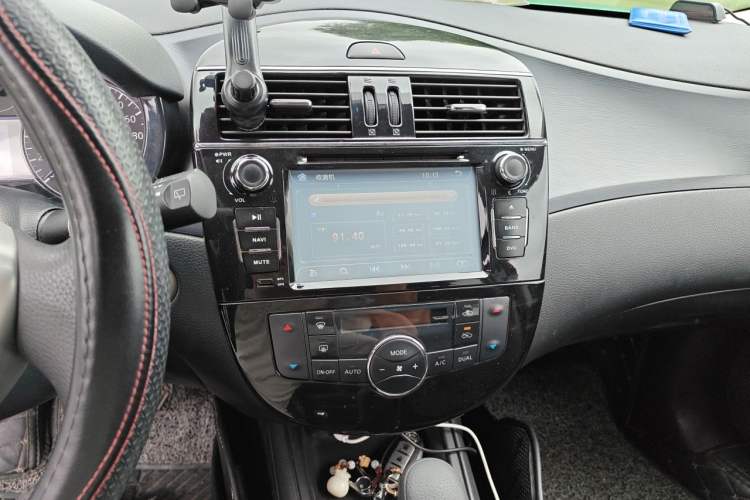 Used Nissan Tiida 2013 1.6L CVT Cool Cafe Edition Audio And AC Panel
