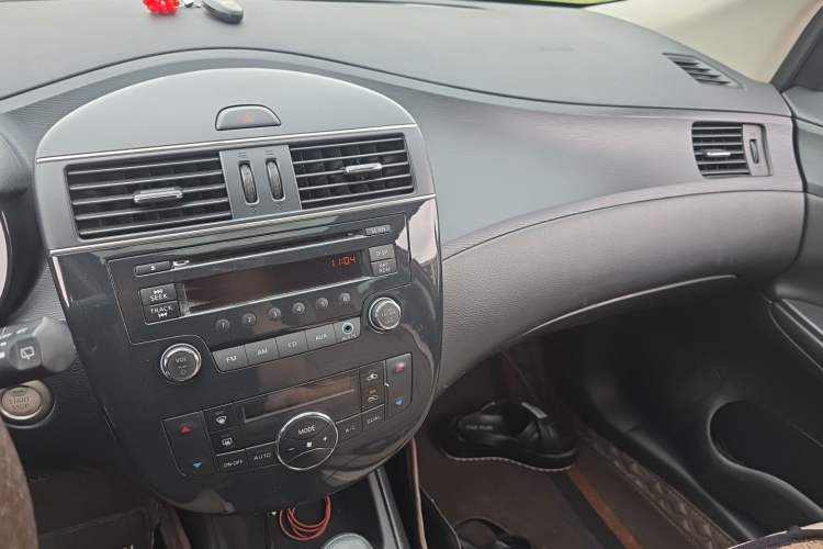 Used Nissan Tiida 2013 1.6L CVT Cool Cafe Edition Audio And AC Panel