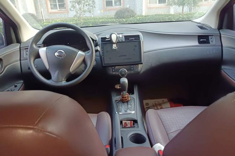 Used Nissan Tiida 2013 1.6L CVT Cool Cafe Edition Center Console