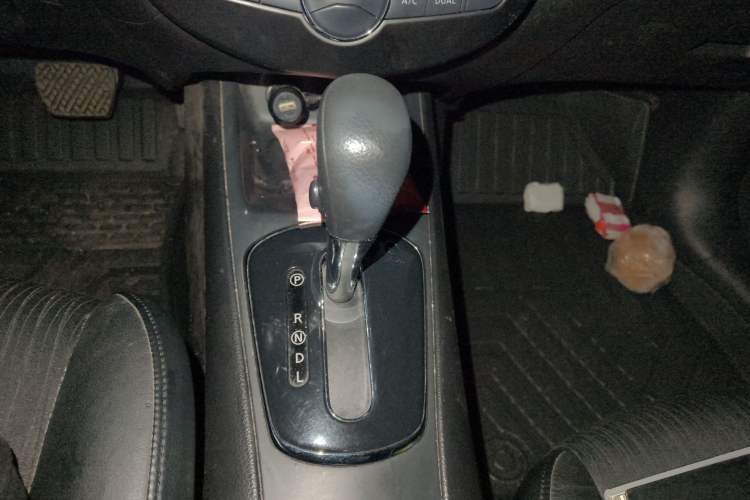 Used Nissan Tiida 2013 1.6L CVT Cool Cafe Edition Gear Lever