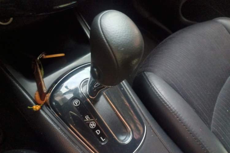 Used Nissan Tiida 2013 1.6L CVT Cool Cafe Edition Gear Lever