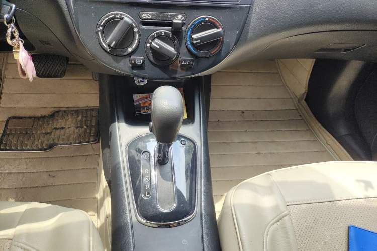 Used Nissan Tiida 2013 1.6L CVT Cool Cafe Edition Gear Lever