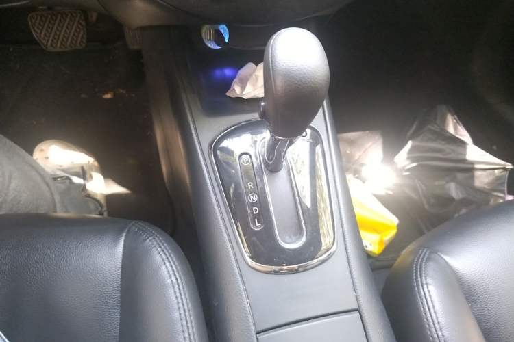 Used Nissan Tiida 2013 1.6L CVT Cool Cafe Edition Gear Lever