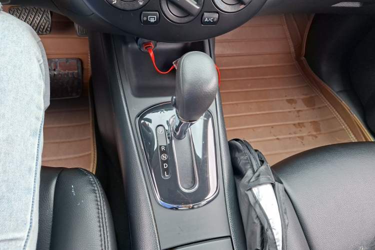 Used Nissan Tiida 2013 1.6L CVT Cool Cafe Edition Gear Lever
