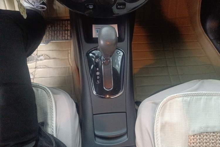 Used Nissan Tiida 2013 1.6L CVT Cool Cafe Edition Gear Lever