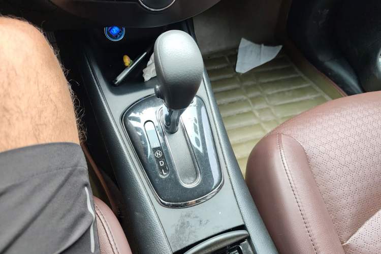 Used Nissan Tiida 2013 1.6L CVT Cool Cafe Edition Gear Lever