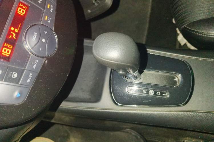 Used Nissan Tiida 2013 1.6L CVT Cool Cafe Edition Gear Lever