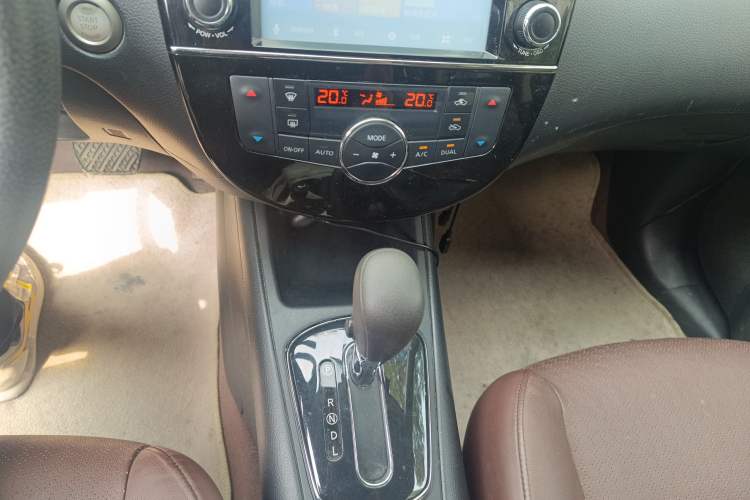 Used Nissan Tiida 2013 1.6L CVT Cool Cafe Edition Gear Lever