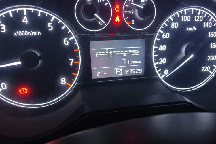 Used Nissan Tiida 2013 1.6L CVT Cool Cafe Edition Odometer Close Up