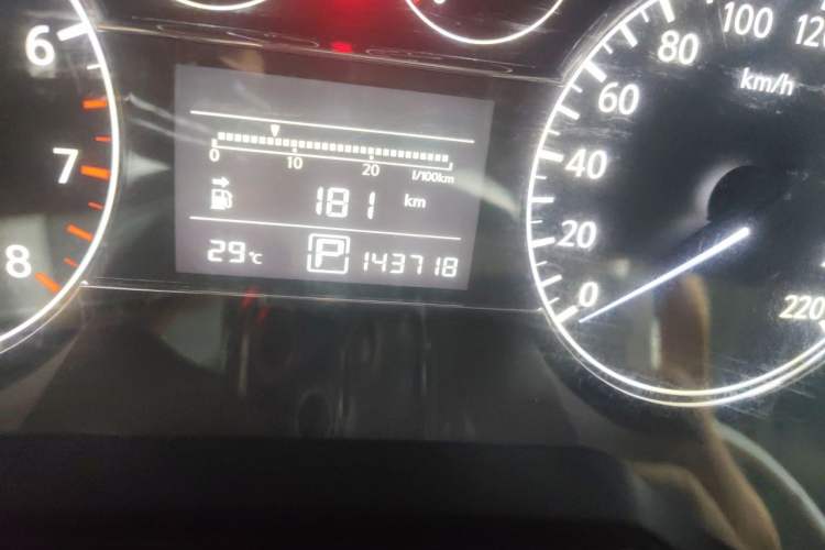 Used Nissan Tiida 2013 1.6L CVT Cool Cafe Edition Odometer Close Up