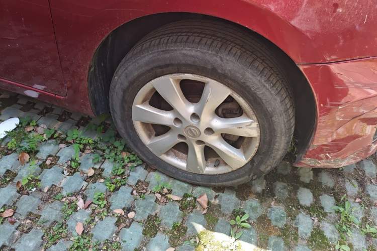Used Nissan Tiida 2013 1.6L CVT Cool Cafe Edition Right Front Wheel Hub
