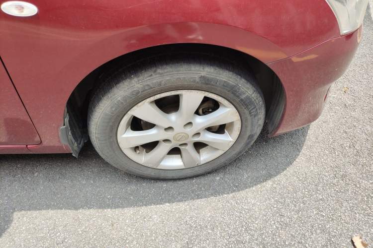Used Nissan Tiida 2013 1.6L CVT Cool Cafe Edition Right Front Wheel Hub