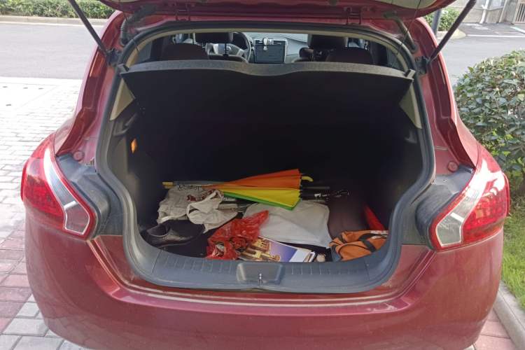 Used Nissan Tiida 2013 1.6L CVT Cool Cafe Edition Trunk