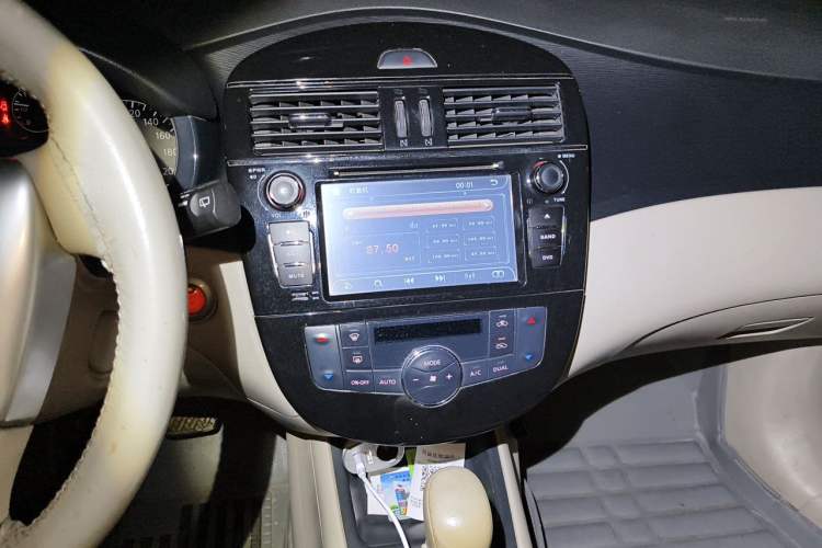 Used Nissan Tiida 2013 1.6L CVT Cool Cafe Edition Audio And AC Panel
