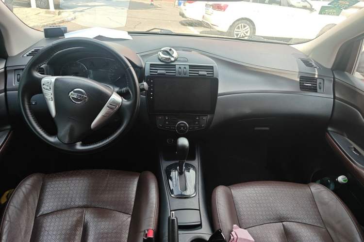 Used Nissan Tiida 2013 1.6L CVT Cool Cafe Edition Center Console