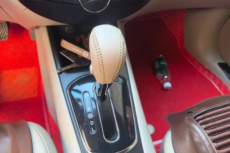Used Nissan Tiida 2013 1.6L CVT Cool Cafe Edition Gear Lever