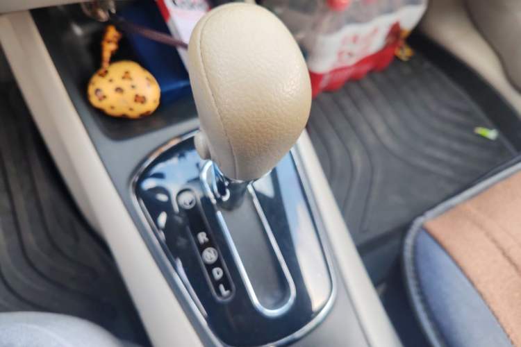 Used Nissan Tiida 2013 1.6L CVT Cool Cafe Edition Gear Lever