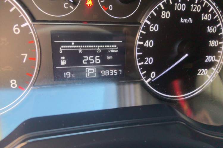 Used Nissan Tiida 2013 1.6L CVT Cool Cafe Edition Odometer Close Up