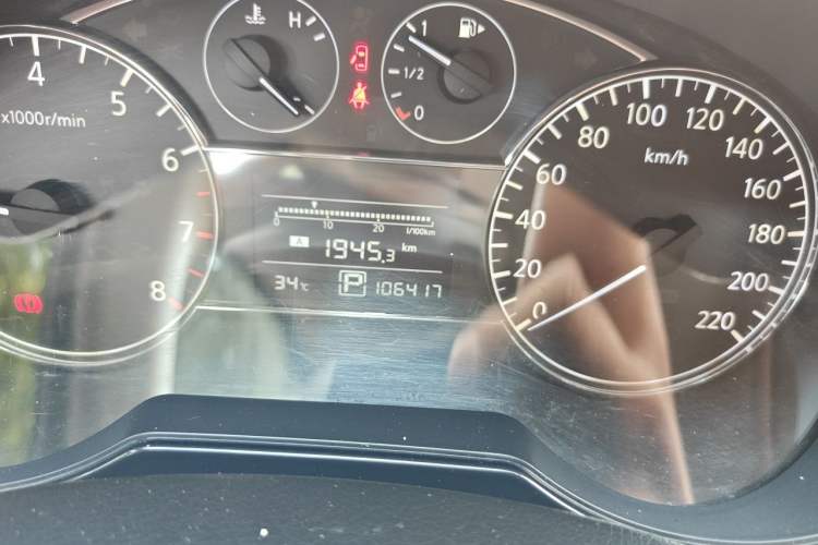 Used Nissan Tiida 2013 1.6L CVT Cool Cafe Edition Odometer Close Up