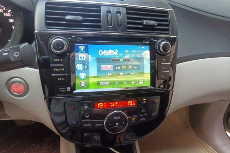 Used Nissan Tiida 2013 1.6L CVT Cool Cafe Edition Audio And AC Panel