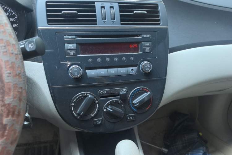 Used Nissan Tiida 2013 1.6L CVT Cool Cafe Edition Audio And AC Panel