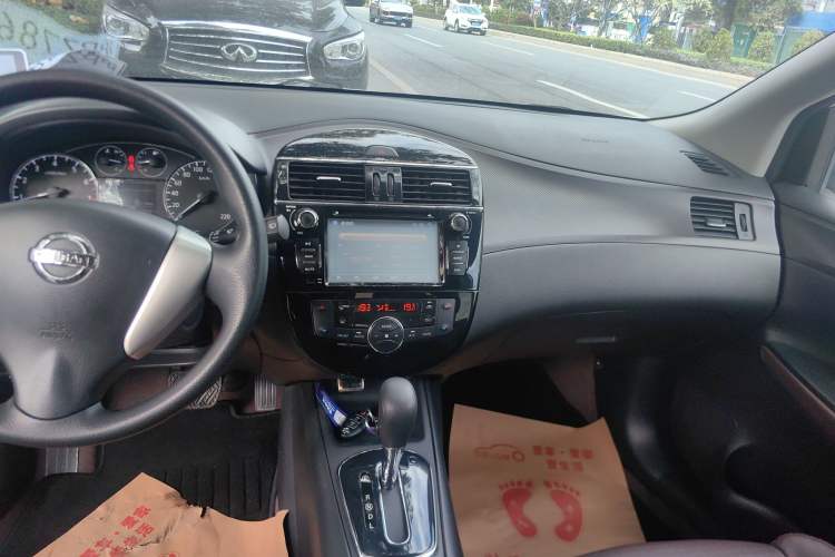 Used Nissan Tiida 2013 1.6L CVT Cool Cafe Edition Audio And AC Panel