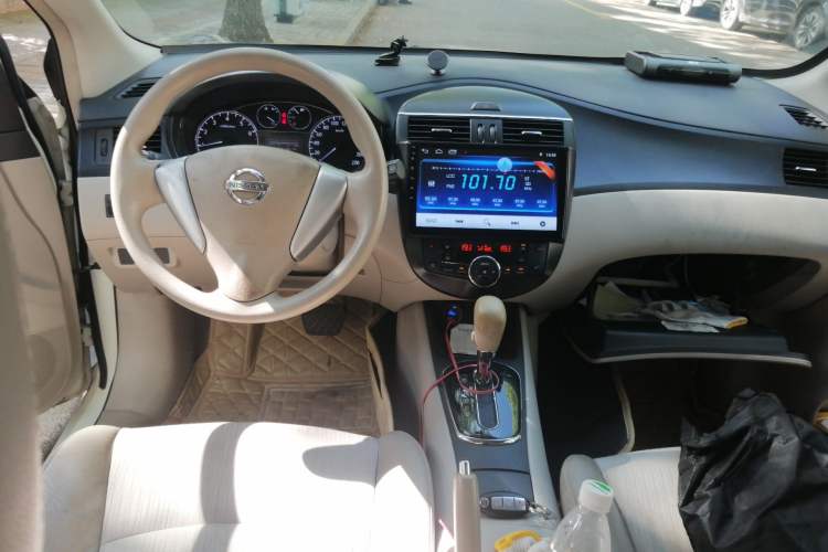 Used Nissan Tiida 2013 1.6L CVT Cool Cafe Edition Center Console