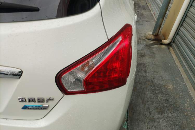 Used Nissan Tiida 2013 1.6L CVT Cool Cafe Edition Exterior 3