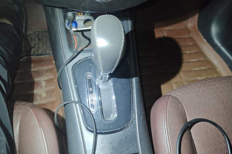 Used Nissan Tiida 2013 1.6L CVT Cool Cafe Edition Gear Lever