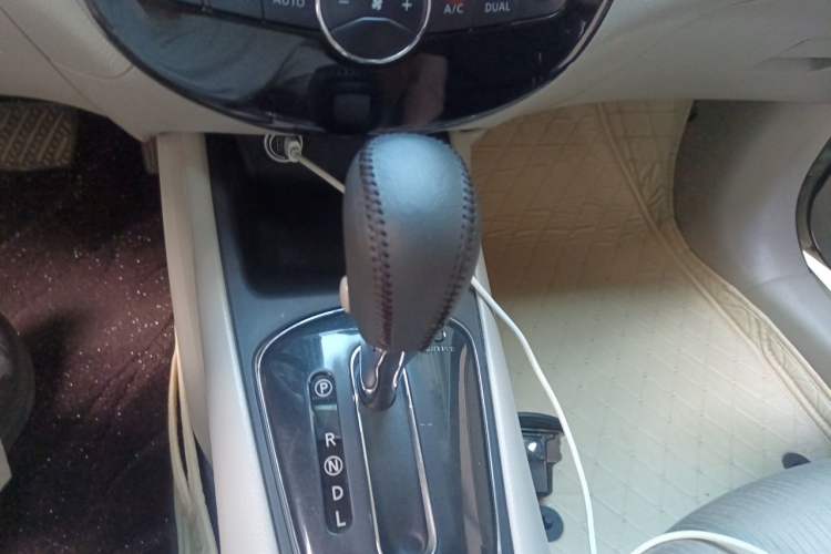 Used Nissan Tiida 2013 1.6L CVT Cool Cafe Edition Gear Lever