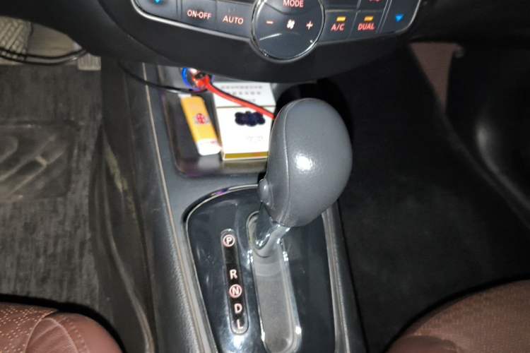 Used Nissan Tiida 2013 1.6L CVT Cool Cafe Edition Gear Lever