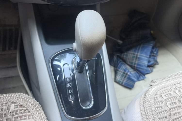 Used Nissan Tiida 2013 1.6L CVT Cool Cafe Edition Gear Lever